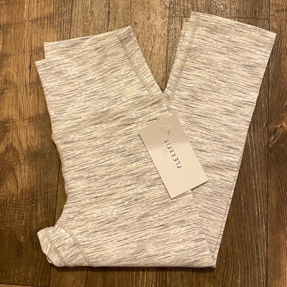 Flexxfit ALL WHITE EVERYTHING - CROP - S NWT - Picture 3 of 3